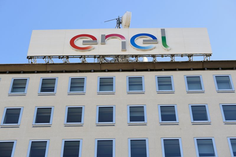 &copy; Reuters. Il logo della multinazionale italiana dell'energia Enel è visto nella sede di Milano, Italia, 5 febbraio 2020. REUTERS/Flavio Lo Scalzo