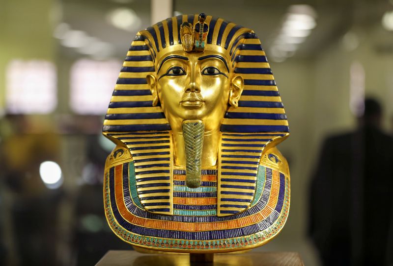 © Reuters. القناع الذهبي للملك توت عنخ آمون في المتحف القومي للحضارة المصرية بالقاهرة - صورة من أرشيف رويترز. 