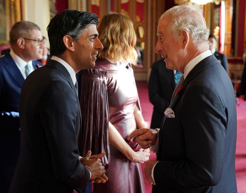 &copy; Reuters. King Charles III speaks with Prime Minister Rishi Sunak, during a reception at Buckingham Palace, London, ahead of the Cop27 Summit.  November 4, 2022. Jonathan Brady/Pool via REUTERS