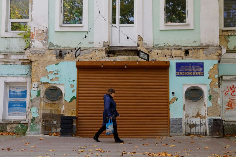 &copy; Reuters. Une femme marche dans la rue à Kherson, en Ukraine contrôlée par la Russie. /Photo prise le 31 octobre 2022/REUTERS/Alexander Ermochenko