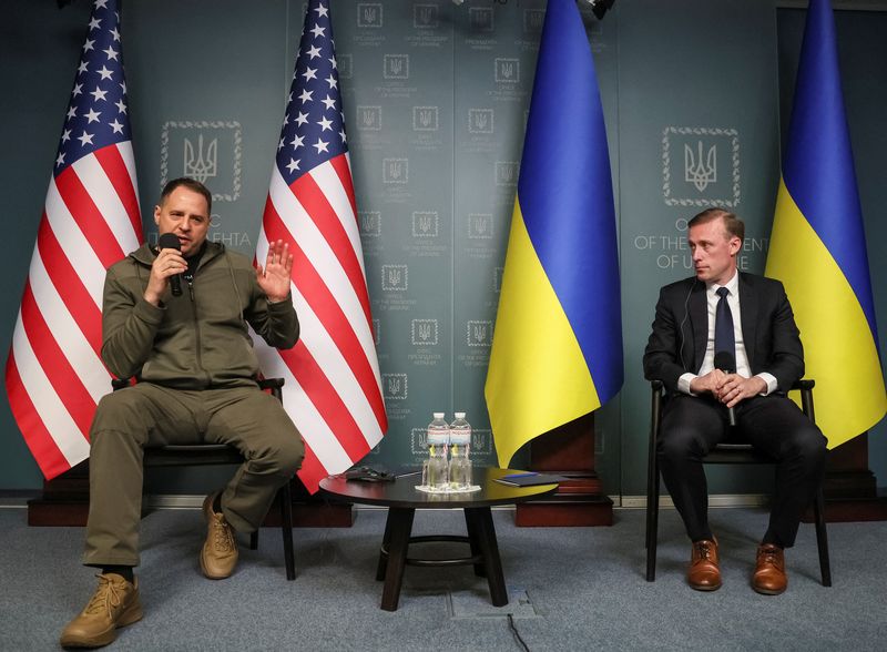 &copy; Reuters. Jake Sullivan (droite), conseiller à la sécurité nationale du président américain et le chef du bureau présidentiel ukrainien, Andriy Yermak, lors d'une conférence de presse à Kyiv, en Ukraine. /Photo prise le 4 novembre 2022/REUTERS/Gleb Garanich