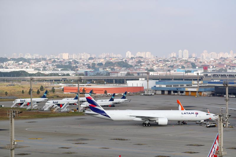 &copy; Reuters. Aeronaves no aeroporto de Guarulhos, em São Paulo. REUTERS/Amanda Perobelli