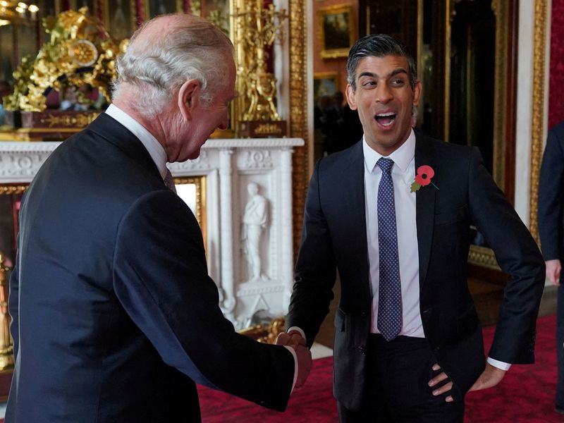 &copy; Reuters. Premiê britânico, Rishi Sunak, e rei Charles durante recepção no Palácio de Buckingham
04/11/2022
Jonathan Brady/Pool via REUTERS