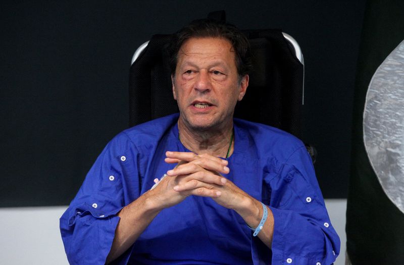 © Reuters. Former Pakistan's Prime Minister Imran Khan addresses a news conference after he was wounded following a shooting incident during a long march in Wazirabad, at the Shaukat Khanum Memorial Cancer Hospital & Research Centre in Lahore, Pakistan November 4, 2022. REUTERS/Mohsin Raza