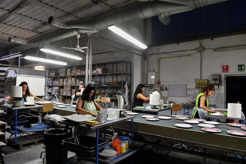 &copy; Reuters. Des employés travaillent dans une usine de céramique à Citta di Castello, en Italie. /Photo prise le 30 août 2022/REUTERS/Jennifer Lorenzini
