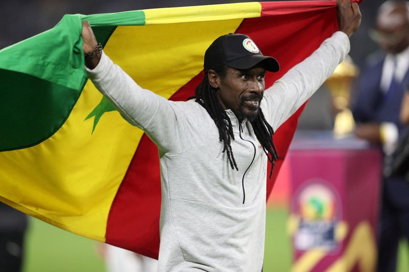&copy; Reuters. Feb 6, 2022 
Foto de archivo del DT de Senegal Aliou Cisse celebrando el título en la Copa Africana de Naciones 
REUTERS/Mohamed Abd El Ghany/