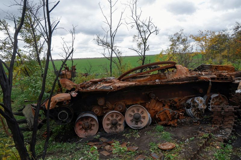 &copy; Reuters. Imagem de arquivo: um tanque T-72 russo destruído na linha de frente na região de Mykolaiv.REUTERS/Valentyn Ogirenko/Arquivo
