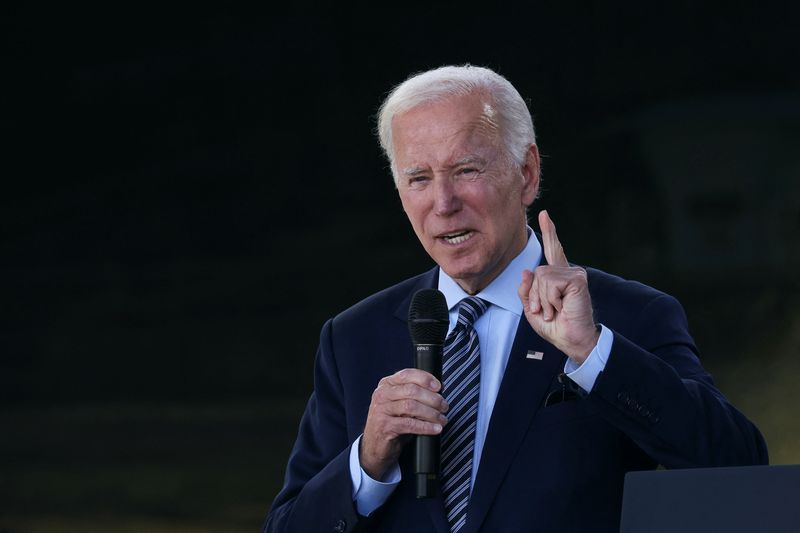 © Reuters. U.S. President Joe Biden delivers remarks on the CHIPS and Science Act at Viasat Inc., a technology company that will benefit from the passage of the CHIPS and Science Act, in Carlsbad, California, U.S., November 4, 2022. REUTERS/Mike Blake