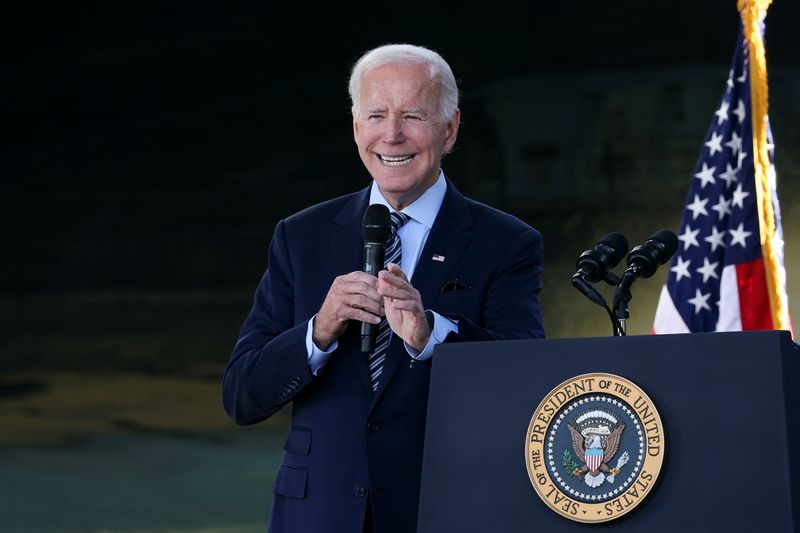&copy; Reuters. O presidente dos EUA, Joe Biden, em discurso de campanha em Carslbad, na Califórnia. REUTERS/Mike Blake
