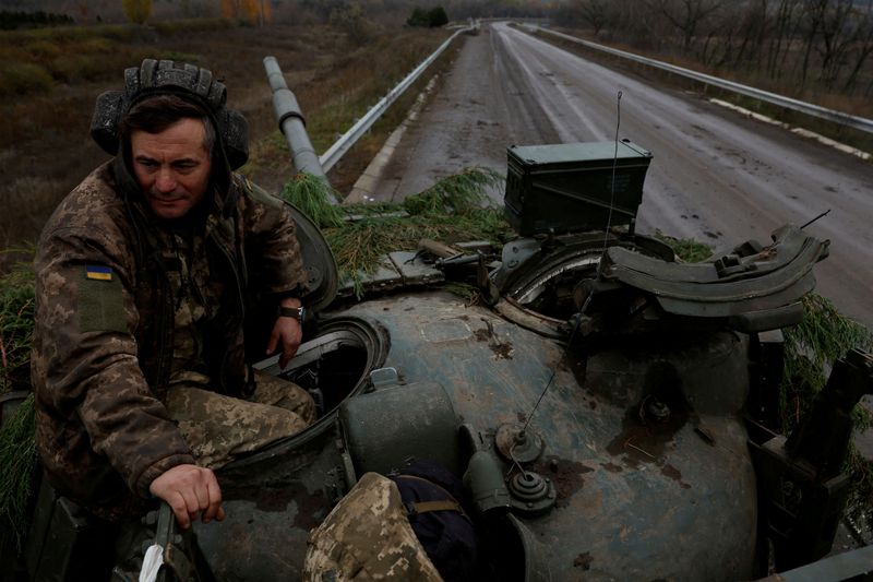 © Reuters. Ukrainian soldiers prepare to fire a round on the frontline from a T80 tank that was captured from Russians during a battle in Trostyanets in March, as Russia's invasion of Ukraine continues, in the eastern Donbas region of Bakhmut, Ukraine, November 4, 2022. REUTERS/Clodagh Kilcoyne     