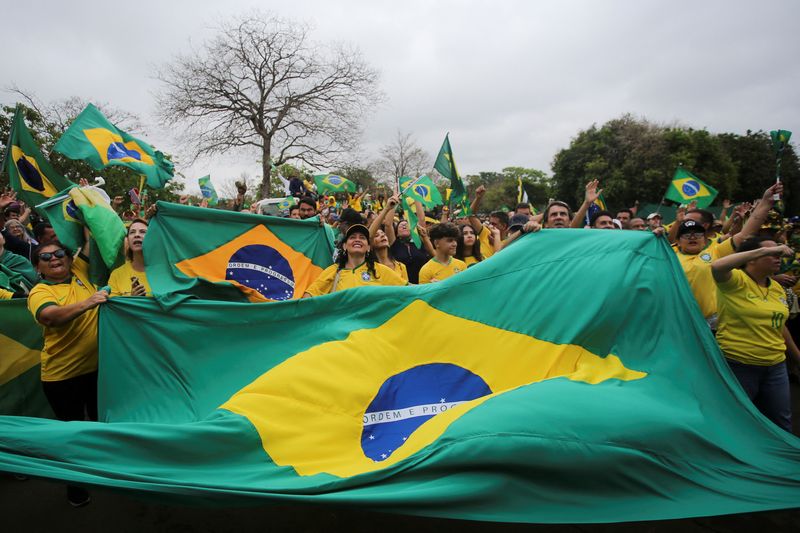 &copy; Reuters. FOTO DE ARCHIVO: Simpatizantes del presidente de Brasil, Jair Bolsonaro, sostienen banderas durante una protesta contra el presidente electo Luiz Inácio Lula da Silva, que ganó un tercer mandato tras la segunda vuelta de las elecciones presidenciales, e