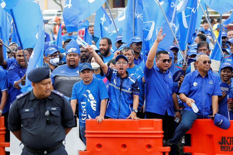 &copy; Reuters. The supporters of The National Front coalition, Barisan Nasional, shout slogans outside a nomination centre on nomination day in Bera, Pahang, Malaysia November 5, 2022. REUTERS/Lai Seng Sin