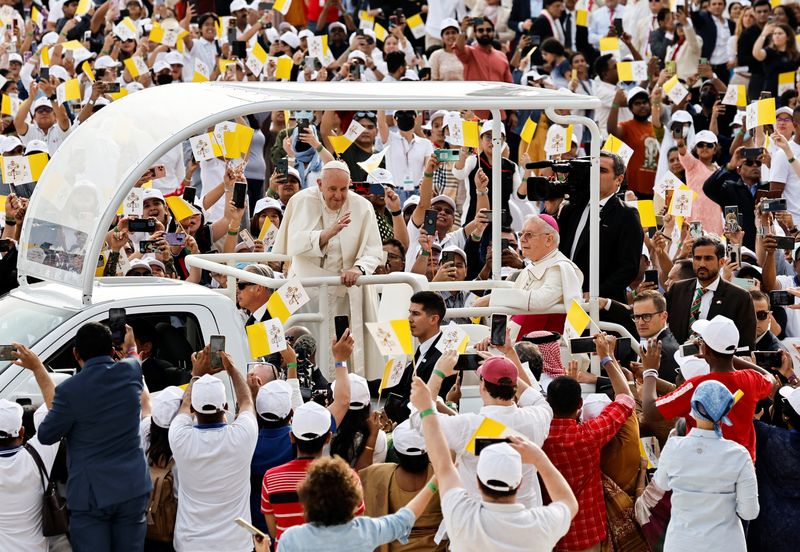 &copy; Reuters. El papa Francisco saluda a la gente mientras asiste a una santa misa en el Estadio Nacional de Baréin durante su viaje apostólico, en Riffa, Baréin. 5 de noviembre, 2022. REUTERS/Hamad I Mohammed