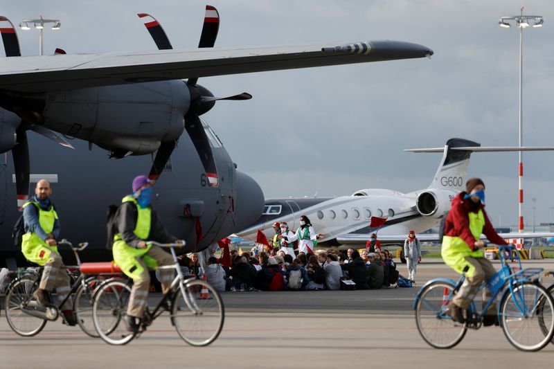 &copy; Reuters. Des militants pour le climat protestent contre les émissions de gaz à effet de serre causées par l'industrie aéronautique à l'aéroport d'Amsterdam-Schiphol. /Photo prise le 5 novembre 2022/REUTERS/Piroschka van de Wouw