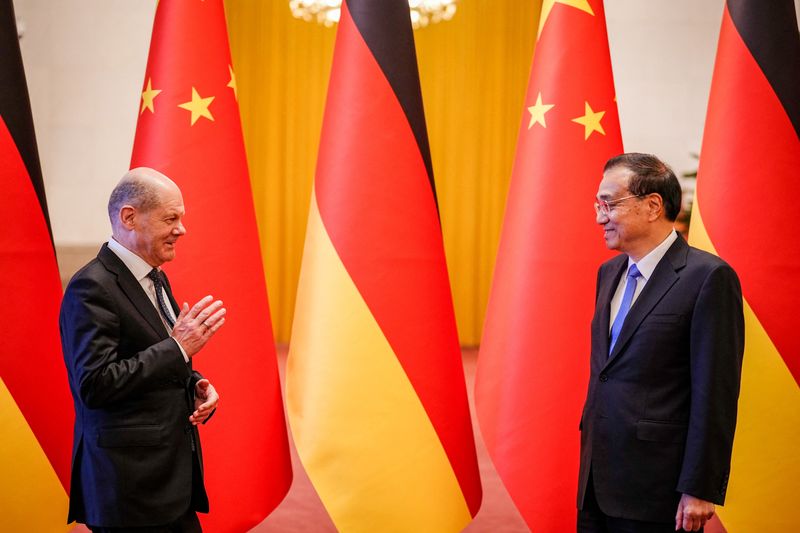 &copy; Reuters. Le chancelier allemand Olaf Scholz rencontre le premier ministre chinois Li Keqiang à Pékin, en Chine. /Photo prise le 4 novembre 2022/REUTERS/Kay Nietfeld