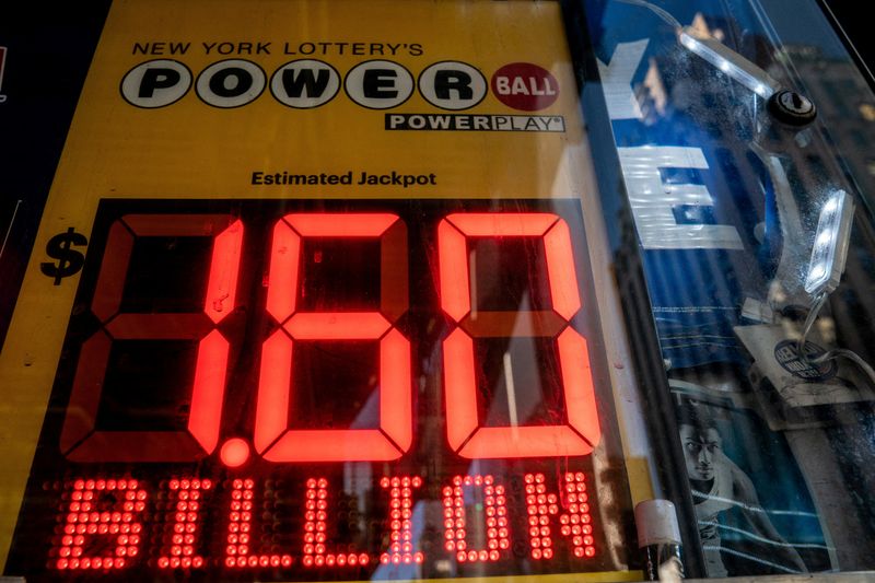 &copy; Reuters. شاشة تعرض إعلان جائزة يانصيب باوربول الأمريكي التي تصل إلى 1.6 مليار دولار في نيويورك يوم الجمعة. تصوير: ديفيد دي ديلجادو - رويترز
