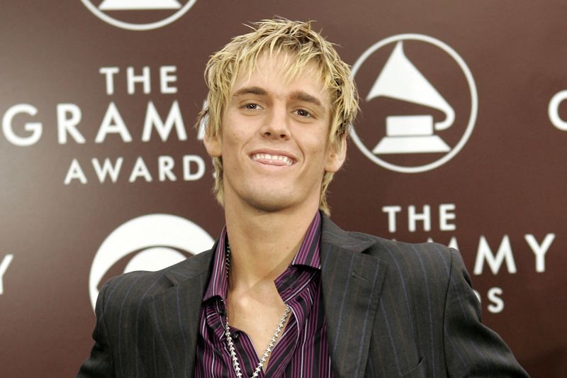 © Reuters. FILE PHOTO: Singer Aaron Carter arrives at the Staples Center in Los Angeles February 13, 2005. REUTERS/Robert Galbraith/File Photo