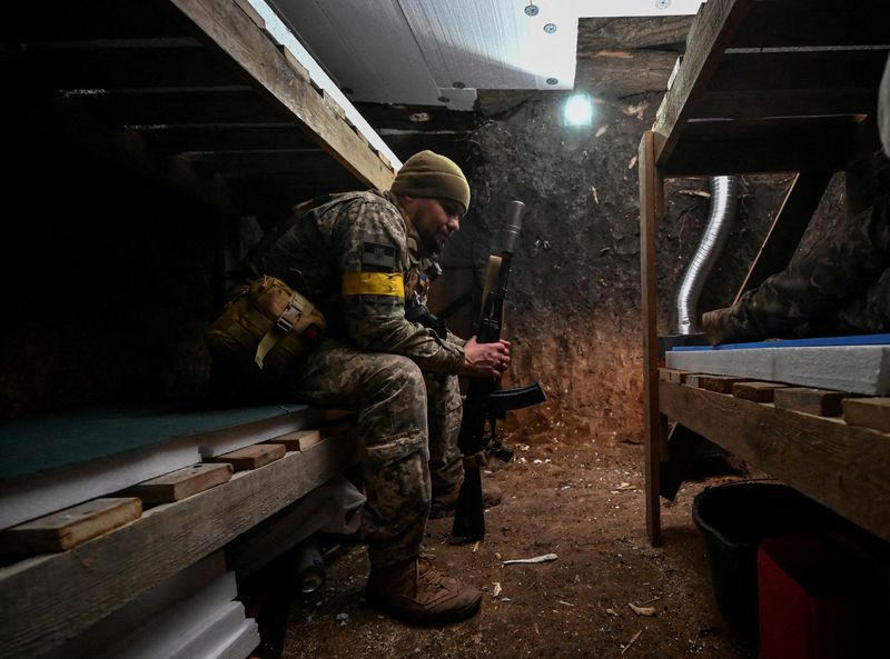 &copy; Reuters. FOTO DE ARCHIVO: Un militar descansa en un banquillo en su posición en una línea del frente, en medio del ataque de Rusia a Ucrania, en la región de Zaporiyia, Ucrania. 3 de noviembre, 2022. REUTERS/Stringer/Archivo