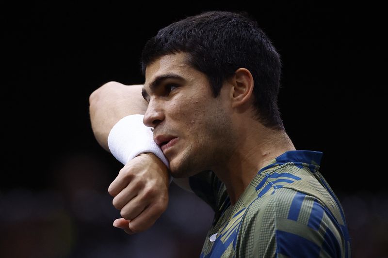 &copy; Reuters. 　男子テニスの世界ランク１位、カルロス・アルカラス（１９、スペイン）は５日、腹部を痛めたため、今季残りの大会を欠場すると発表した。パリで４日撮影（２０２２年　ロイター）