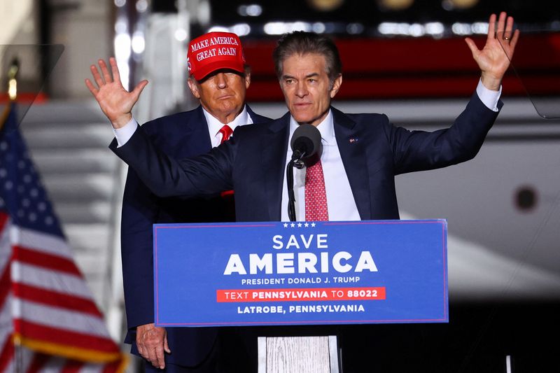 &copy; Reuters. Former U.S. President Donald Trump looks on as Pennsylvania Republican U.S. Senate candidate Dr. Mehmet Oz speaks at a pre-election rally to support Republican candidates in Latrobe, Pennsylvania, U.S., November 5, 2022. REUTERS/Mike Segar