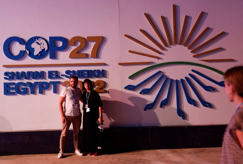 &copy; Reuters. مشاركون في قمة تغير المناخ (كوب27) يزورون مركز شرم الشيخ الدولي للمؤتمرات حيث تعقد القمة يوم الأحد. تصوير: ثائر السوداني - رويترز.