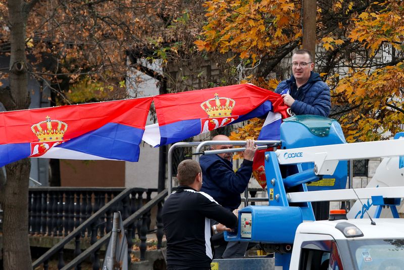&copy; Reuters. Des personnes arborent des drapeaux serbes suite à la décision des membres de la minorité serbe du nord du Kosovo de quitter leurs postes au sein des institutions publiques. /Photo prise à Mitrovica, Kosovo, le 5 novembre 2022/REUTERS/Ognen Teofilovsk