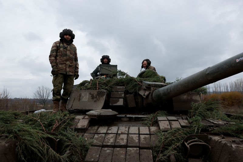 &copy; Reuters. Des soldats ukrainiens et un char T80 capturé aux Russes lors d'une bataille à Trostyanets en mars, dans la région du Donbas oriental de Bakhmout, en Ukraine. /Photo prise le 4 novembre 2022/REUTERS/Clodagh Kilcoyne
