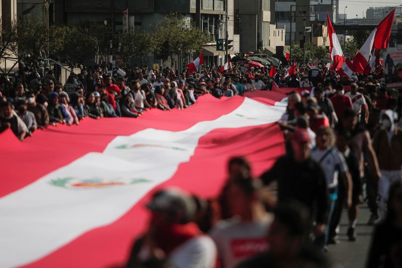 &copy; Reuters. Des personnes portent un drapeau péruvien, lors d'une manifestation contre le gouvernement du président péruvien Pedro Castillo, à Lima, Pérou. /Photo prise le 5 novembre 2022/REUTERS/Sebastian Castaneda