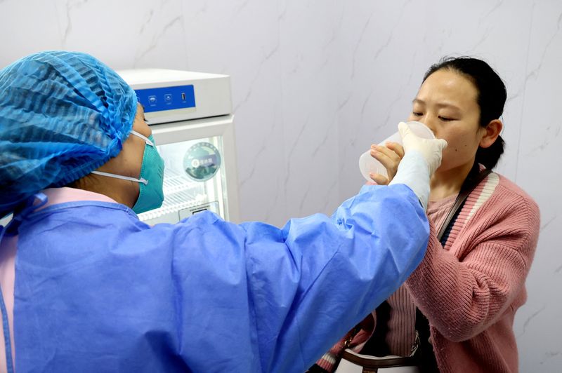 &copy; Reuters. Une résidente reçoit un vaccin inhalé contre le COVID-19 dans un centre de services de santé communautaire à Lianyungang, dans la province de Jiangsu, en Chine. /Photo prise le 3 novembre 2022/China Daily via REUTERS