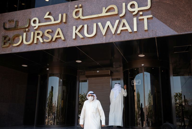 &copy; Reuters. واجهة مبنى بورصة الكويت في صورة من أرشيف رويترز.