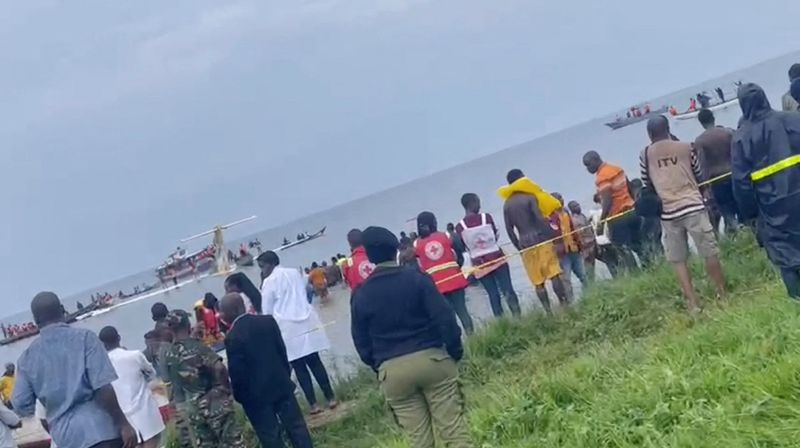 &copy; Reuters. Des personnes regardent l'avion de Precision Air qui s'est écrasé dans le lac Victoria, en Tanzanie. /Image obtenue le 6 novembre 2022 à partir d'une vidéo diffusée sur les médias sociaux/Kanyika/@startvtanzania1/via REUTERS