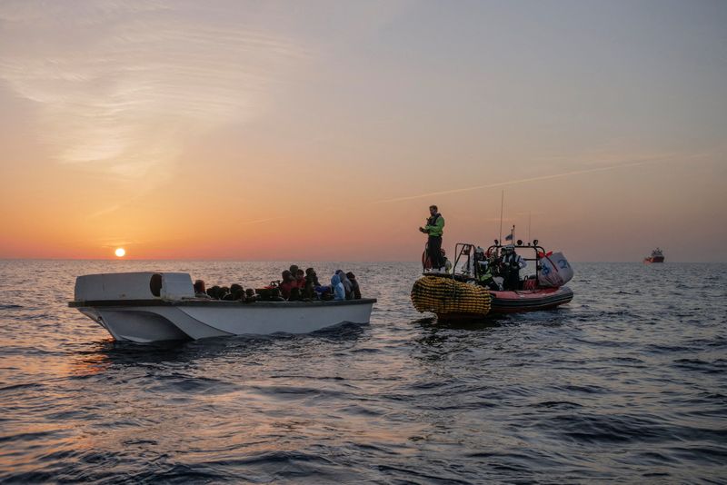 &copy; Reuters. FOTO DE ARCHIVO: Migrantes esperan a ser rescatados por los miembros de la tripulación del barco de rescate de la ONG 'Ocean Viking' en el Mar Mediterráneo. 26 de octubre, 2022. Camille Martin Juan/Sos Mediterranee/Handout vía REUTERS