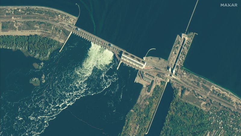 &copy; Reuters. Image satellite d'archives du barrage de Kakhovka sur le fleuve Dniepr près de Nova Kakhovka en Ukraine. /Photo prise le 18 octobre 2022/Maxar Technologies/via REUTERS