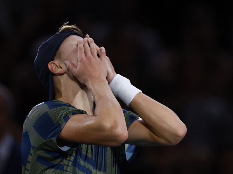 &copy; Reuters. El tenista danés Holger Rune celebra luego de vencer al serbio Novak Djokovic en la final del Master de París del ATP Masters 1000 en la Accor Arena de París, Francia. 6 de noviembre, 2022. REUTERS/Christian Hartmann