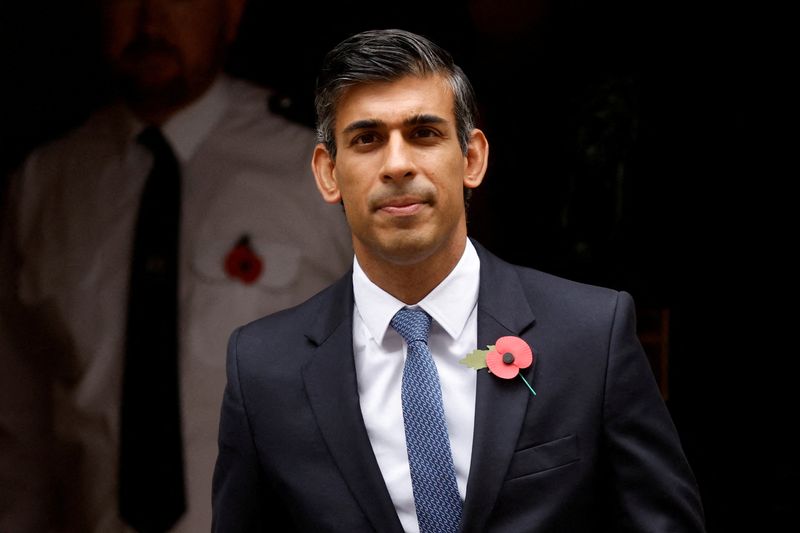 &copy; Reuters. FILE PHOTO: British Prime Minister Rishi Sunak walks outside Number 10 Downing Street in London, Britain, November 2, 2022. REUTERS/John Sibley