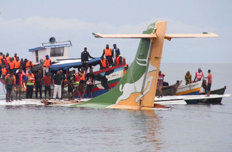 © Reuters. Rescatistas intentan recuperar el avión de pasajeros de Precision Air que se estrelló en el lago Victoria en Bukoba, Tanzania,. 6 de noviembre, 2022. REUTERS/Stringer NO DISPONIBLE PARA REVENTA. NO DISPONIBLE PARA ARCHIVO.