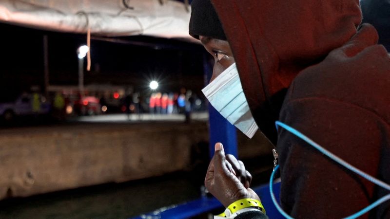 &copy; Reuters. Un migrante a bordo del barco de rescate de la ONG 'Humanity 1' mira al muelle en Catania, Italia. 6 de noviembre, 2022. Camilla Kranzusch/SOS Humanity/Handout vía REUTERS