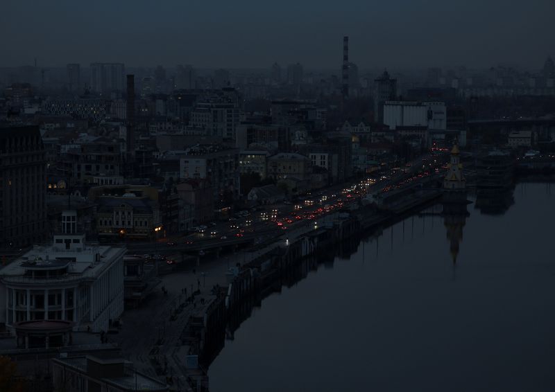 © Reuters. FILE PHOTO: A view shows the city centre without electricity after critical civil infrastructure was hit by Russian missile attacks in Ukraine, as Russia's invasion of Ukraine continues, in Kyiv, Ukraine October 24, 2022.  REUTERS/Gleb Garanich     