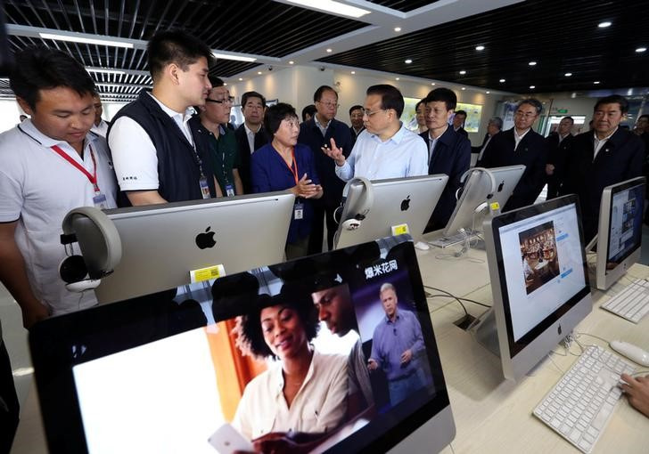 &copy; Reuters. 米アップルのサプライヤーである台湾・鴻海精密工業は６日、中国河南省鄭州工場で新型コロナウイルスの感染抑制策として、勤務している従業員全員を３つの寮に移すなど新たな措置を導
