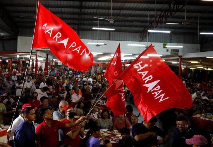 &copy; Reuters. マレーシア下院（定数２２２）の総選挙は５日、選挙戦がスタートした。写真は、総選挙に先立って行われた支持者の集う集会の様子。２０２２年１１月５日にペラ州タンブンで撮影。（２