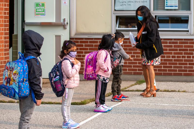 © Reuters. FILE PHOTO: Students arrive for the first time since the start of the coronavirus disease (COVID-19) pandemic at Hunter's Glen Junior Public School, part of the Toronto District School Board (TDSB) in Scarborough, Ontario, Canada September 15, 2020. REUTERS/Carlos Osorio