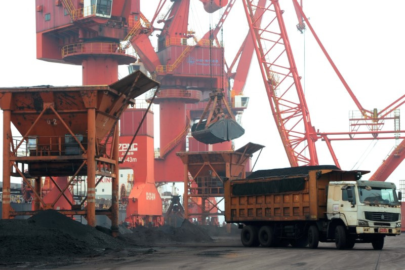 &copy; Reuters. 　１１月７日、中国税関総署が発表したデータに基づくロイターの算出によると、同国の１０月の石炭輸入は前月から減少した。写真は輸入石炭を貨物船からトラックに積み下ろす様子。江