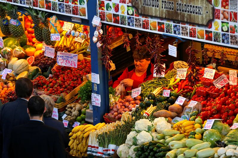 &copy; Reuters. FILE PHOTO: A vendor packs vegetables at the Grand Market hall in Budapest, Hungary, May 15,  2016. REUTERS/Laszlo Balogh