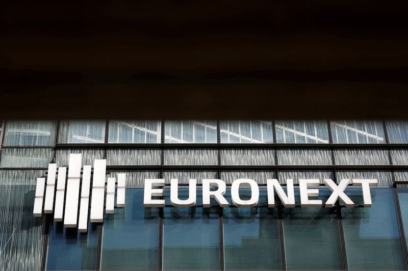 &copy; Reuters. La bourse Euronext dans le quartier d'affaires de La Défense à Paris, France. /Photo prise le 30 septembre 2022/REUTERS/Benoit Tessier