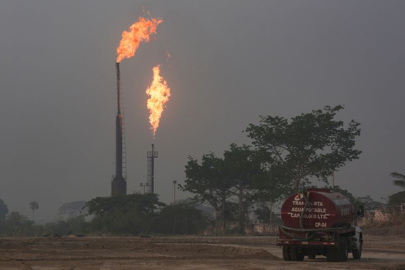 &copy; Reuters. FILE PHOTO: Gas is flared at the state energy company Petroleos Mexicanos (Pemex) Perdiz Plant, which is unable to process the vast volumes of gas sent from the Ixachi field, outside of Tierra Blanca, Mexico May 4, 2022. REUTERS/Quetzalli Nicte-Ha