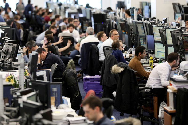 © Reuters. FILE PHOTO: Traders work on the trading floor of Barclays Bank at Canary Wharf in London, Britain December 7, 2018. REUTERS/Simon Dawson/File Photo