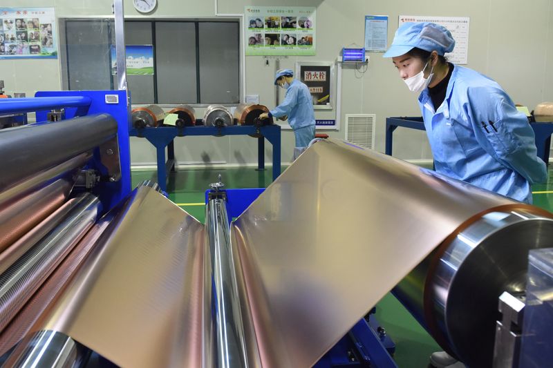 &copy; Reuters. FOTO DE ARCHIVO: Trabajadores en una línea de producción de láminas de cobre utilizadas para las baterías de litio, en una planta de Tongling Nonferrous Metals Group en Tongling, provincia de Anhui, China. 30 de noviembre, 2018. REUTERS/Stringer ATENC