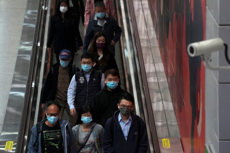 &copy; Reuters. Passageiros usam máscara em metrô de Hong Kong
 1/12/2021   REUTERS/Lam Yik