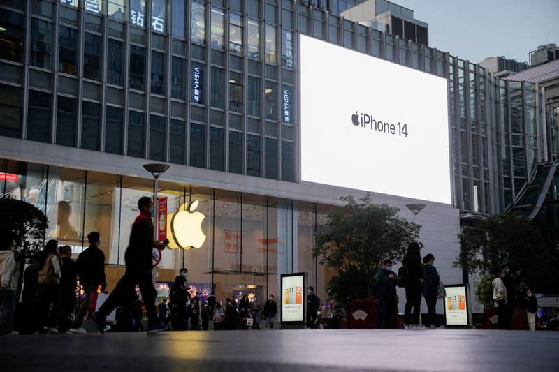 &copy; Reuters. Des gens marchent à côté d'un magasin Apple à Shanghai, en Chine. /Photo prise le 7 novembre 2022/REUTERS/Aly Song