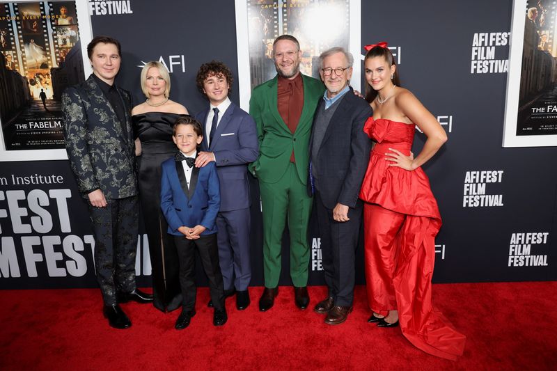 © Reuters. El director Steven Spielberg, y los miembros del elenco Michelle Williams, Paul Dano, Mateo Zoryon Francis-DeFord, Gabriel LaBelle, Seth Rogen y Chloe East asisten a un estreno del filme 